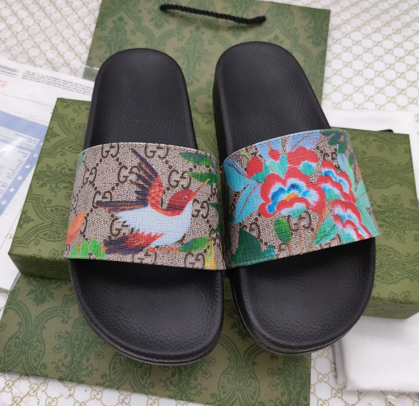 👟👟Ex-factory price 220👟👟 Couple model 🎗Gucci "Gucci" slippers, a much-anticipated one, so beautiful that it will melt your hearts❤,! It is simply a masterpiece of extraordinary craftsmanship. It is a must-have for everyone. It is made by open molding. The foot feels Q-elastic and super soft. The upper foot is super delicate. Size number (35~47), exclusive model, with many layouts, there is always one you like🎉🎉